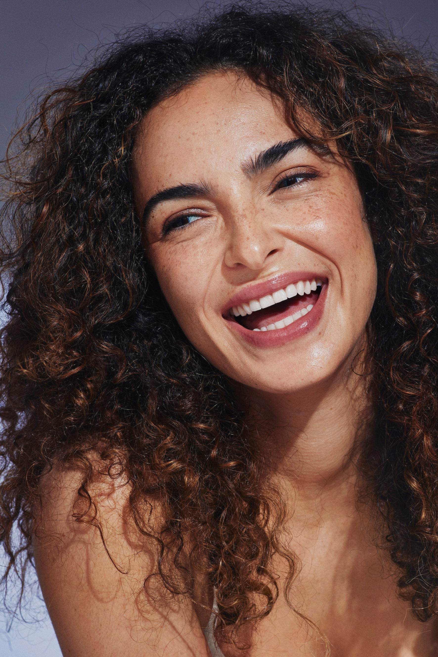 Weg mit der Matte: Warum Gesichts-Yoga der Trend ist, den Sie für strahlende Haut brauchen