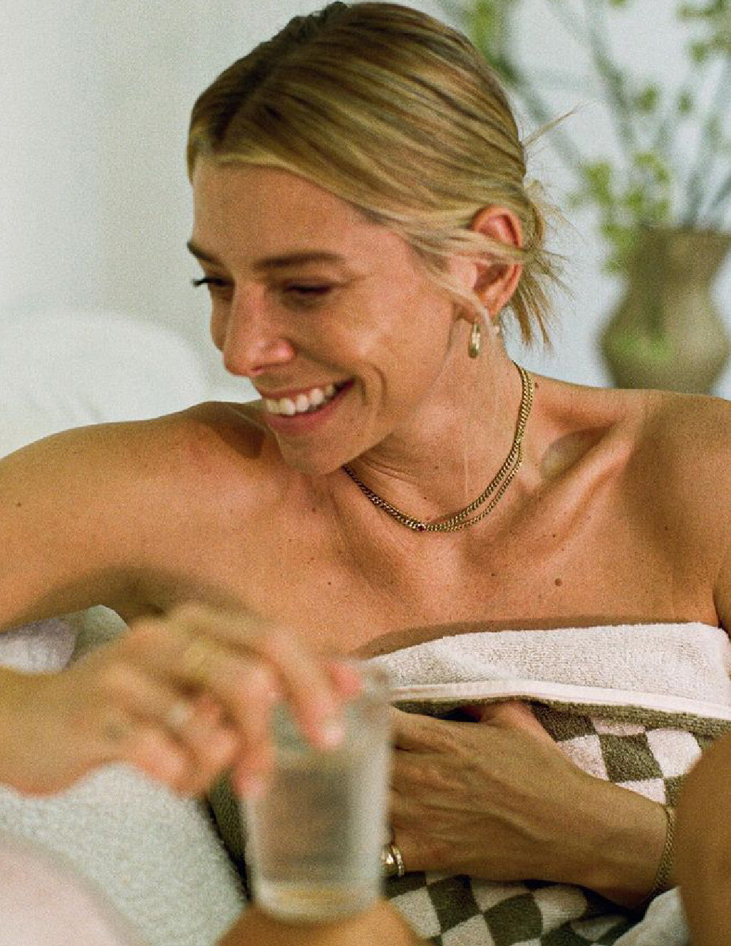 Hinter dem Trubel: Autorin Lindsey Holland's glühende Haut Grundnahrungsmittel